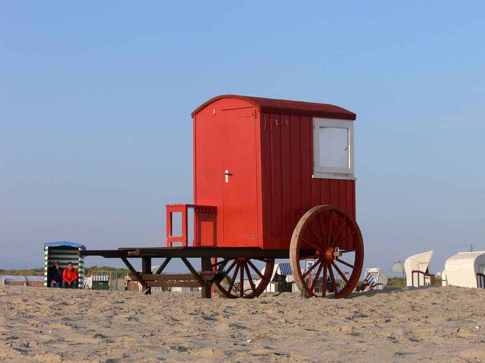 Rote Badekarre am Strand von Borkum Rote Badekarre am Strand von Borkum