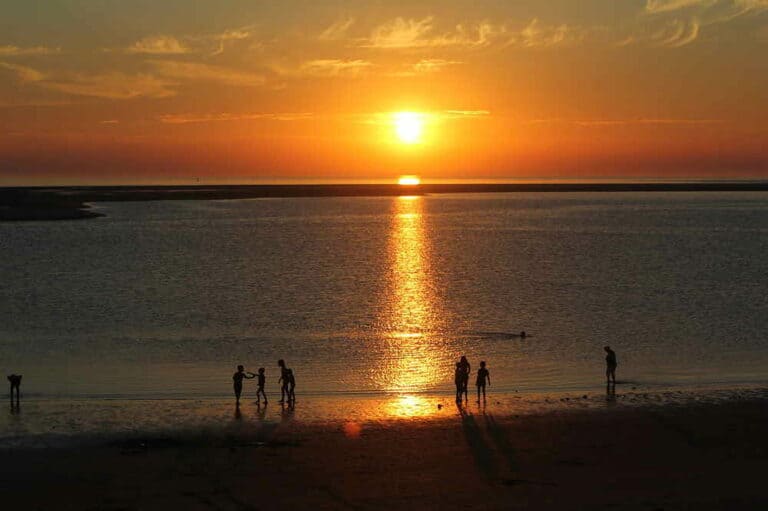 Mehr über den Artikel erfahren Sonnenuntergang am Borkumer Strand genießen