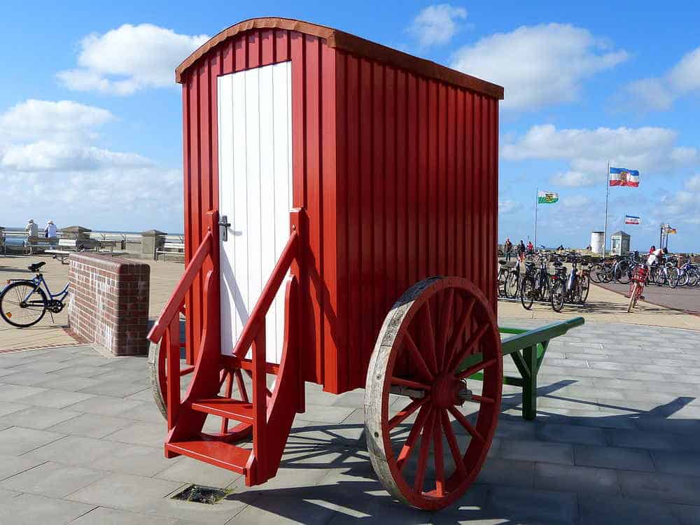 Roter Badekarren mit weißer Tür am Strand von Borkum Roter Badekarren mit weißer Tür am Strand von Borkum