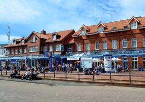 Mehr über den Artikel erfahren Bahnhof Borkum – Historisches Herzstück der Inselbahn