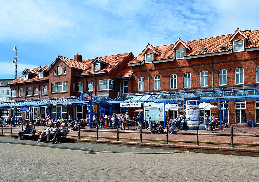 Du betrachtest gerade Bahnhof Borkum – Historisches Herzstück der Inselbahn